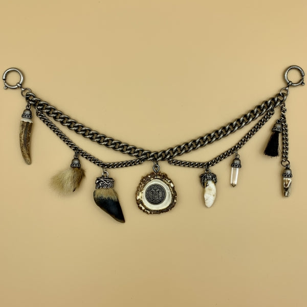 Charivari „Maximilian“, zweireihige Kette mit acht Trophäen wie Sauzahn, Gamsbart und Hornrose