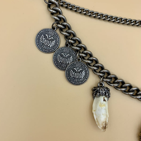 Zweireihiges Charivari „Plazidus“ mit Sauzahn, Rehhuf, Hornrose und Münzen