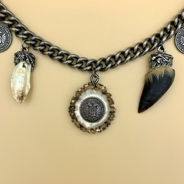 Zweireihiges Charivari „Plazidus“ mit Sauzahn, Rehhuf, Hornrose und Münzen
