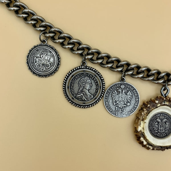 Einreihiges Münz-Charivari „Benedikt“ mit Hornrose und sechs Münzen