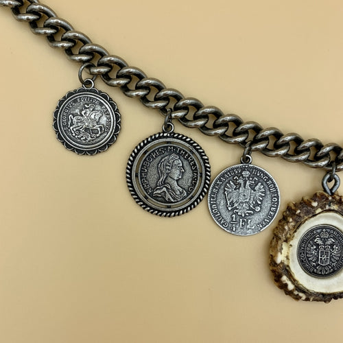 Einreihiges Münz-Charivari „Benedikt“ mit Hornrose und sechs Münzen