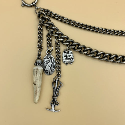 Charivari „Bergfex“, zweireihige Kette mit Hornspitz, Steinbock, Hakl und Rucksack