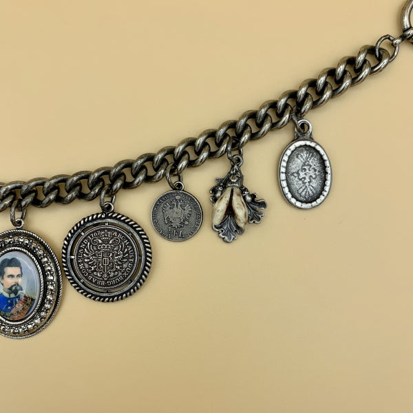 Charivari „Kini“ mit emailliertem Bild von König Ludwig II., Münzen und Grandl-Imitation