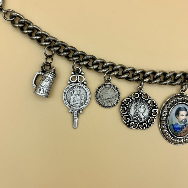 Charivari „Kini“ mit emailliertem Bild von König Ludwig II., Münzen und Grandl-Imitation
