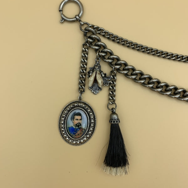 Charivari „Ludwig“, zweireihige Kette mit Bild von König Ludwig II., Gamsbart und Grandl-Imitation