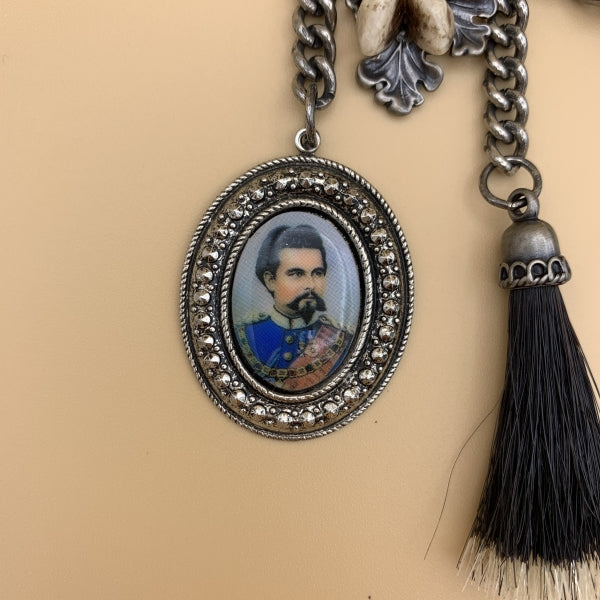 Charivari „Ludwig“, zweireihige Kette mit Bild von König Ludwig II., Gamsbart und Grandl-Imitation