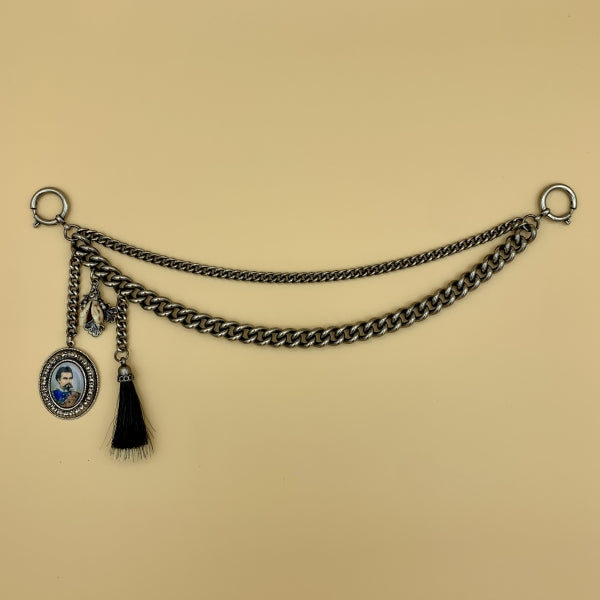 Charivari „Ludwig“, zweireihige Kette mit Bild von König Ludwig II., Gamsbart und Grandl-Imitation