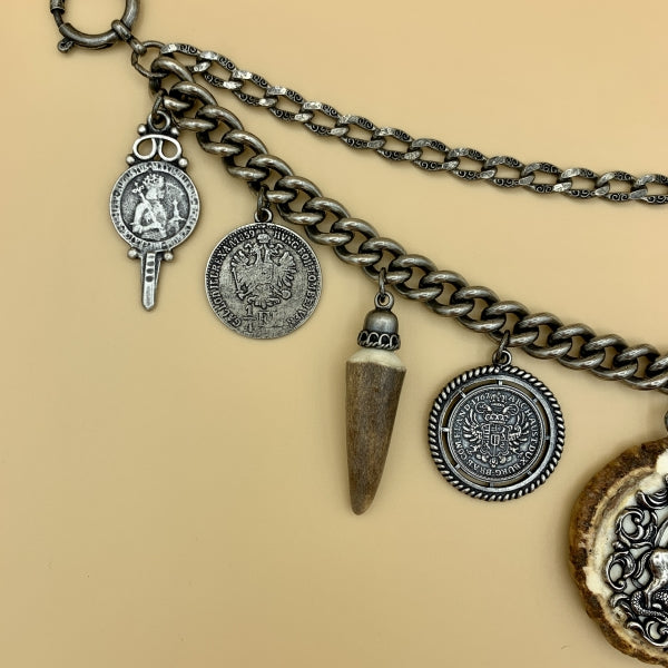 Charivari „St. Georg“ mit großer Hornscheibe, Münzen, Hornspitz und Gamsbart