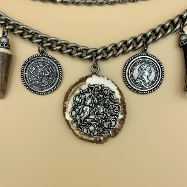 Charivari „St. Georg“ mit großer Hornscheibe, Münzen, Hornspitz und Gamsbart