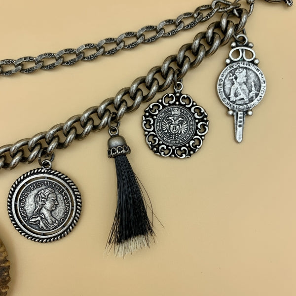 Charivari „St. Georg“ mit großer Hornscheibe, Münzen, Hornspitz und Gamsbart