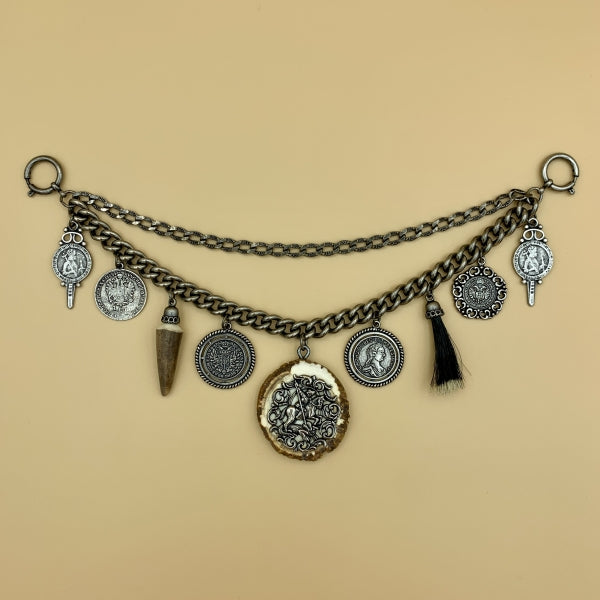 Charivari „St. Georg“ mit großer Hornscheibe, Münzen, Hornspitz und Gamsbart
