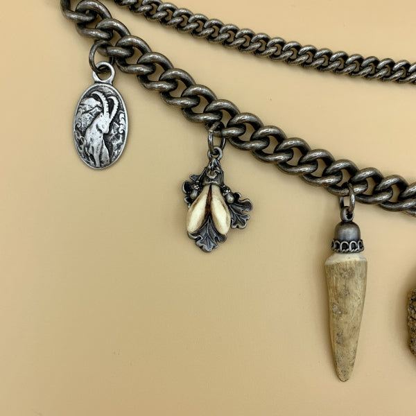 Charivari „Anton“, zweireihige Kette mit Hornrose, Hornspitz und Gamsbart