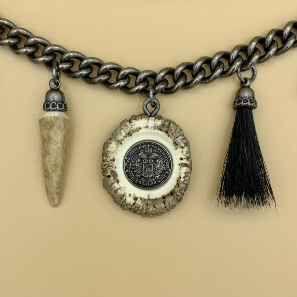Charivari „Anton“, zweireihige Kette mit Hornrose, Hornspitz und Gamsbart