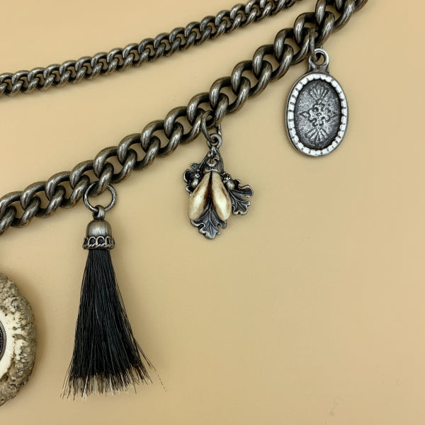 Charivari „Anton“, zweireihige Kette mit Hornrose, Hornspitz und Gamsbart