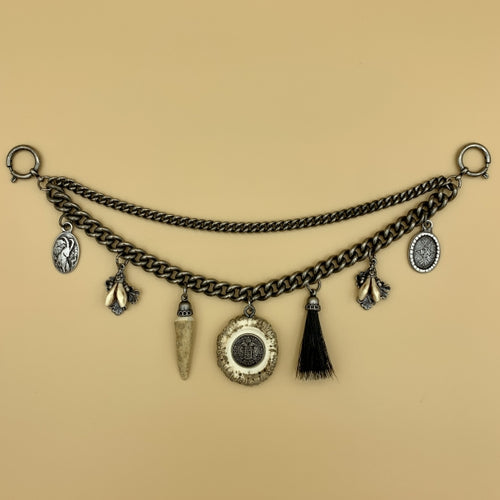 Charivari „Anton“, zweireihige Kette mit Hornrose, Hornspitz und Gamsbart