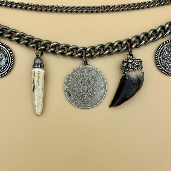 Zweireihiges Charivari „Franz“ mit Trophäen und Münzen