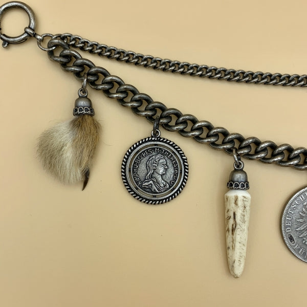 Zweireihiges Charivari „Franz“ mit Trophäen und Münzen