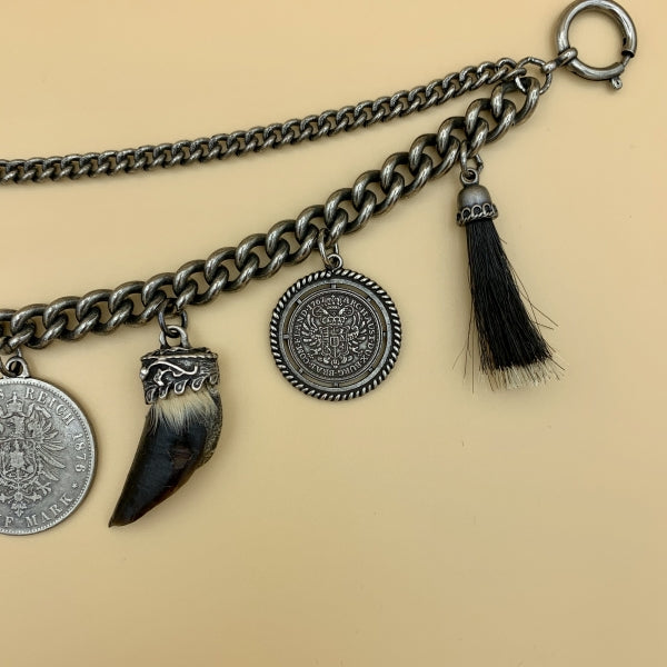 Zweireihiges Charivari „Franz“ mit Trophäen und Münzen