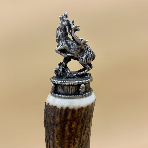 Trachtenmesser mit Horngriff und röhrendem Hirsch auf der Kappe, mit Lederscheide