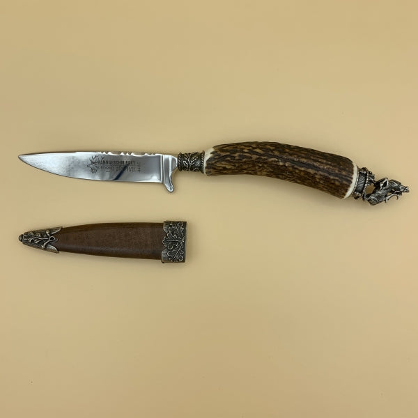 Trachtenmesser mit Horngriff und röhrendem Hirsch auf der Kappe, mit Lederscheide
