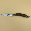 Trachtenmesser mit Horngriff und röhrendem Hirsch auf der Kappe, mit Lederscheide