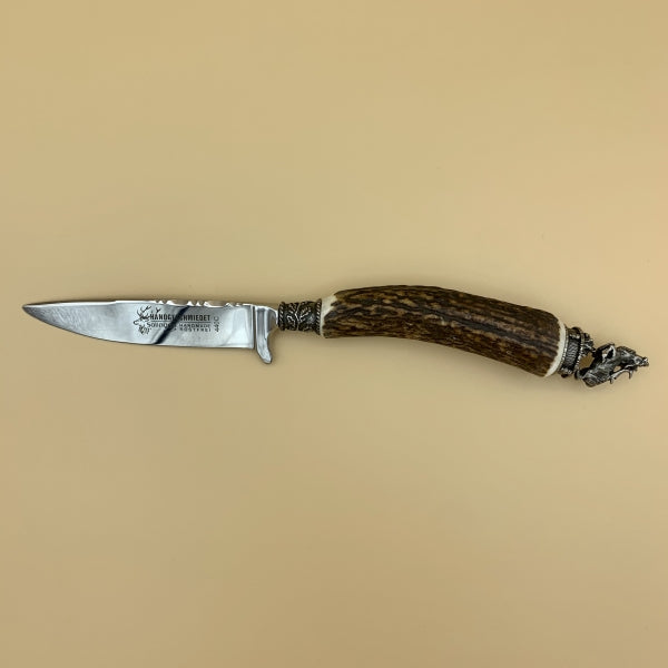 Trachtenmesser mit Horngriff und röhrendem Hirsch auf der Kappe, mit Lederscheide
