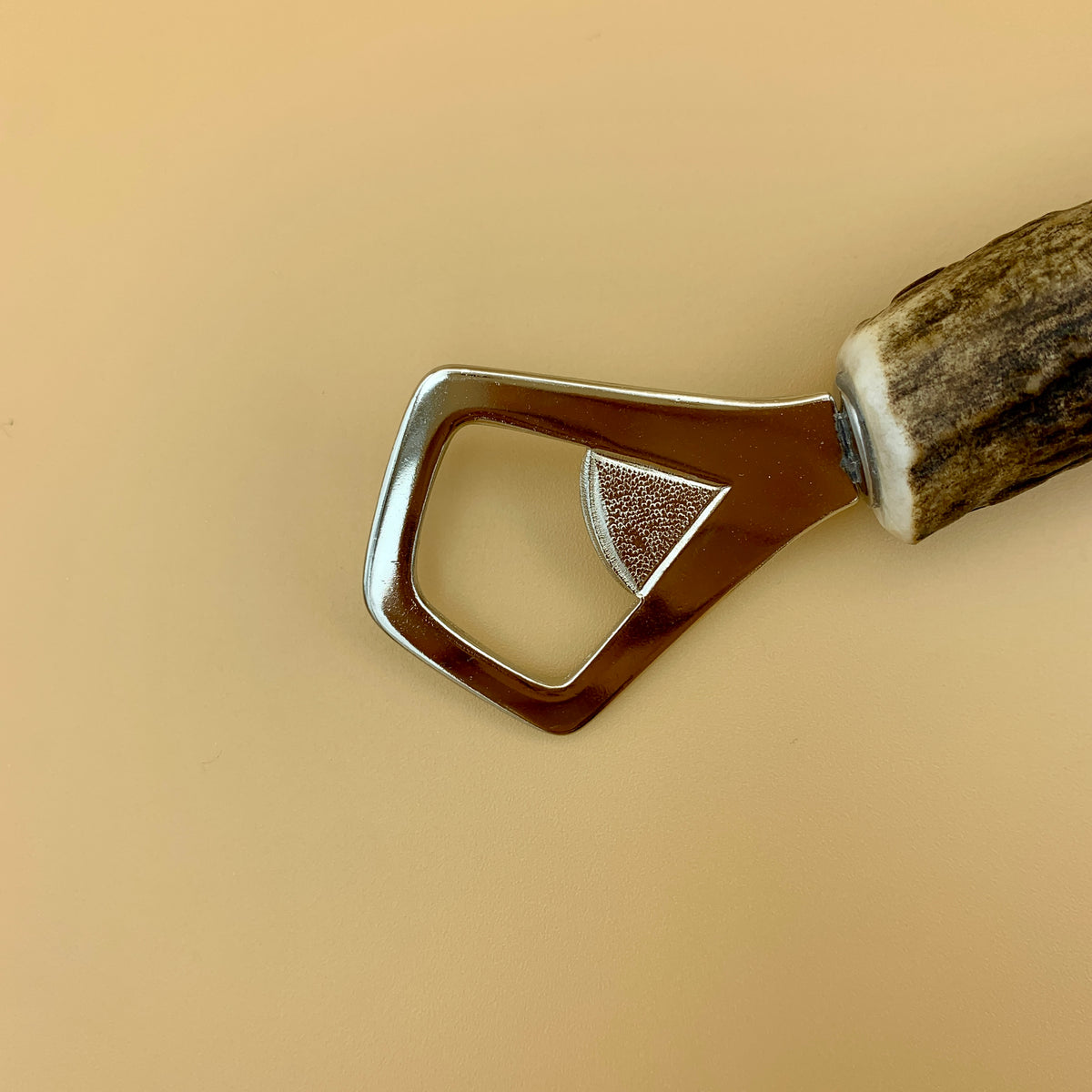 Flaschenöffner „Glatt“ mit Horngriff und glatter Metallkappe
