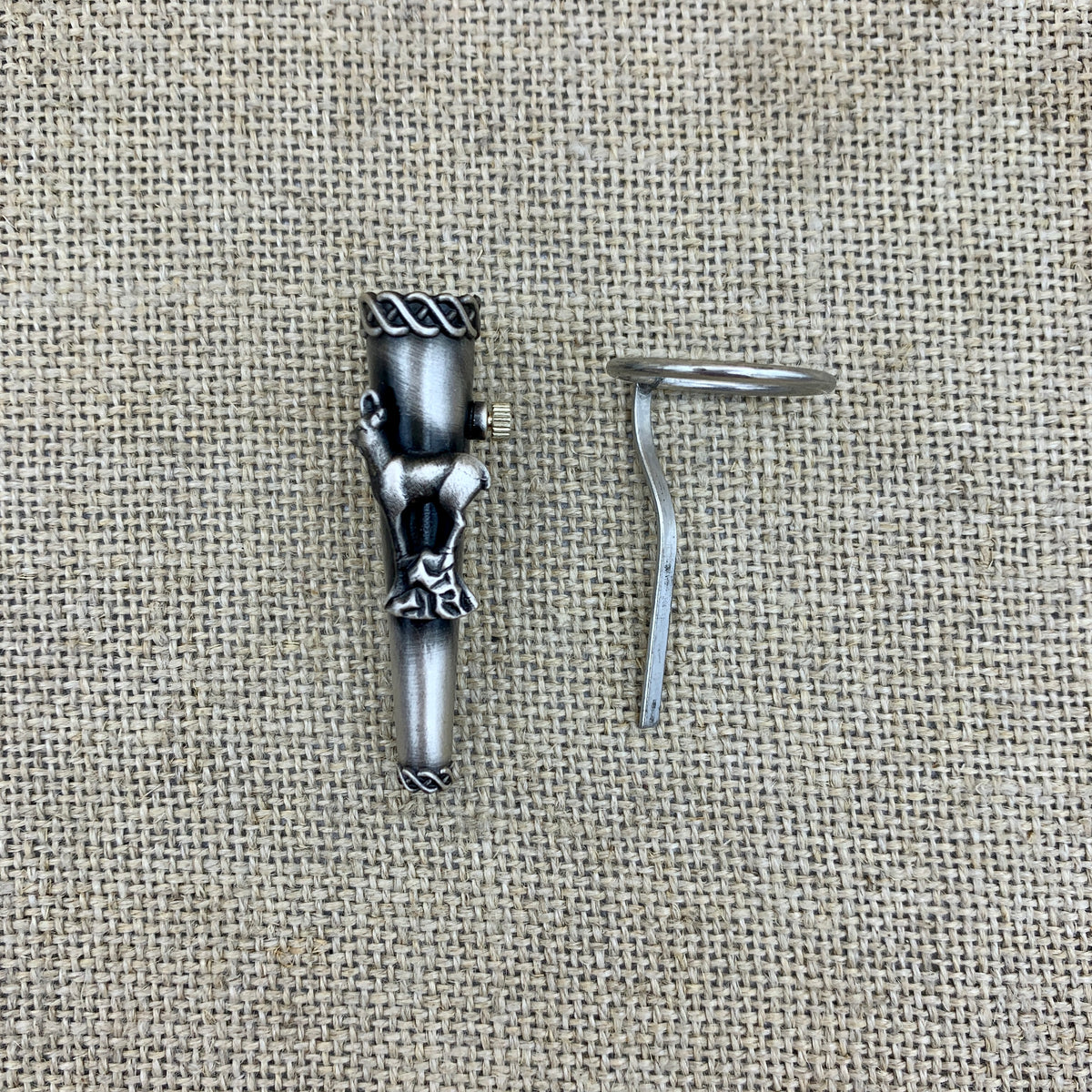 Gamsbarthalter „Gams“ mit aufgesetzter Gams und geschwungenem Rand