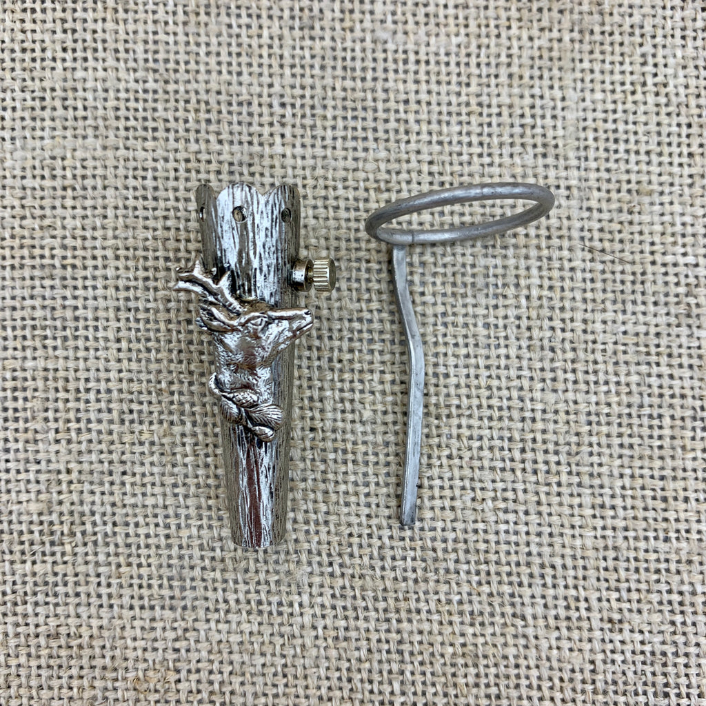 Gamsbarthalter „Gamskopf“ in Altsilber mit aufgesetzter Gams und Rindenform