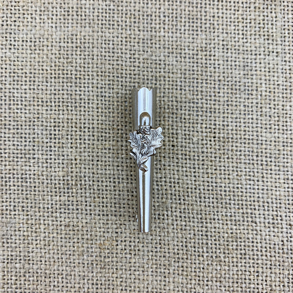 Flaumhalter mit Eichenblatt und Eichel, Trophäenhülse für den Hut