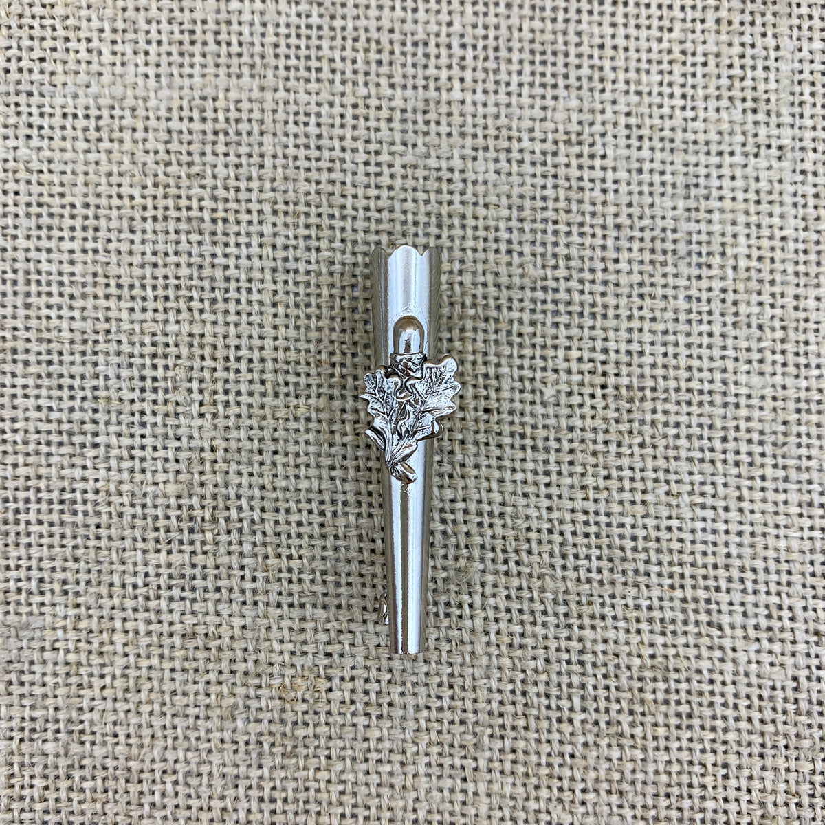 Flaumhalter mit Eichenblatt und Eichel, Trophäenhülse für den Hut