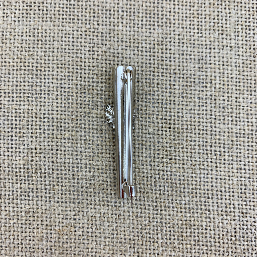 Flaumhalter mit Eichenblatt und Eichel, Trophäenhülse für den Hut