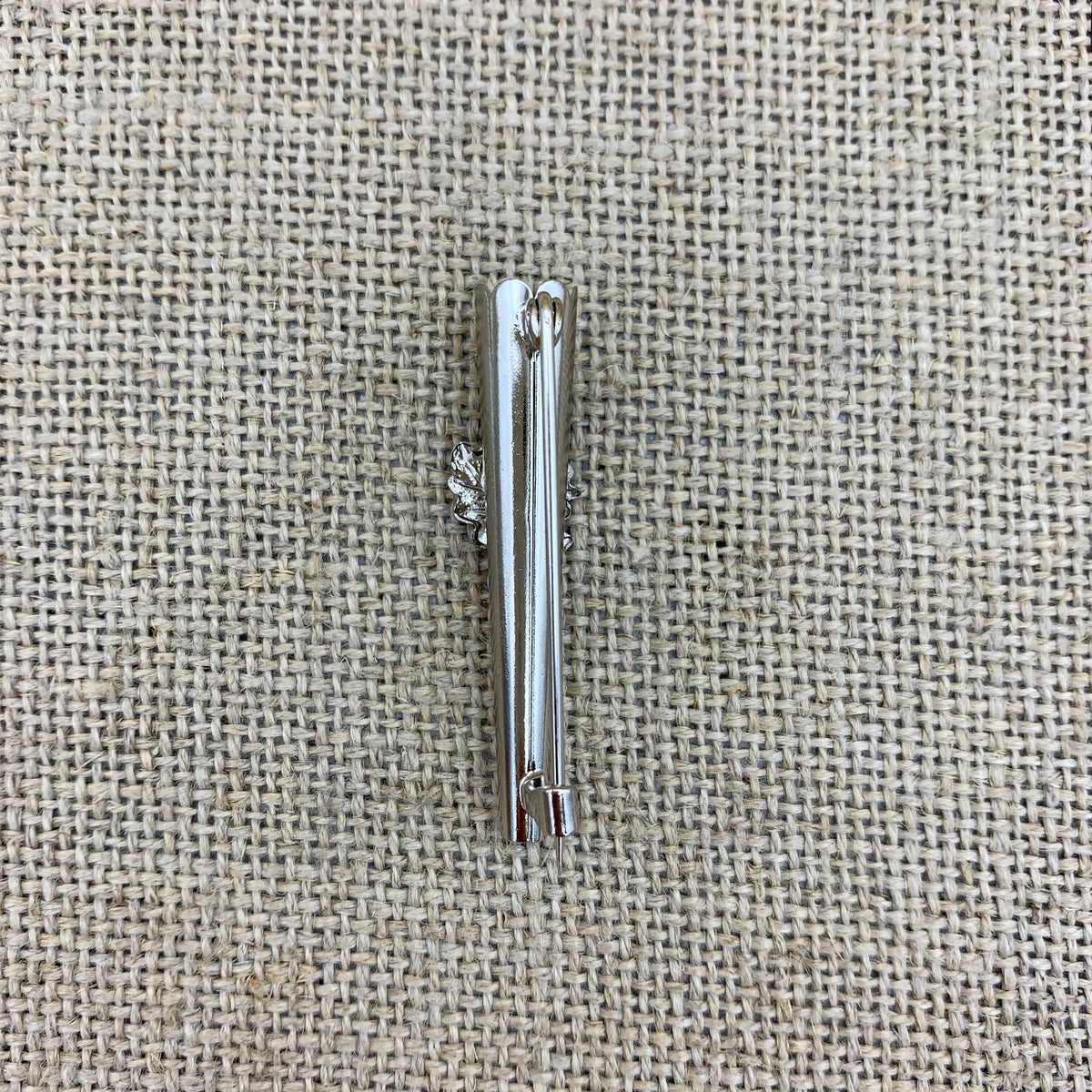 Flaumhalter mit Eichenblatt und Eichel, Trophäenhülse für den Hut