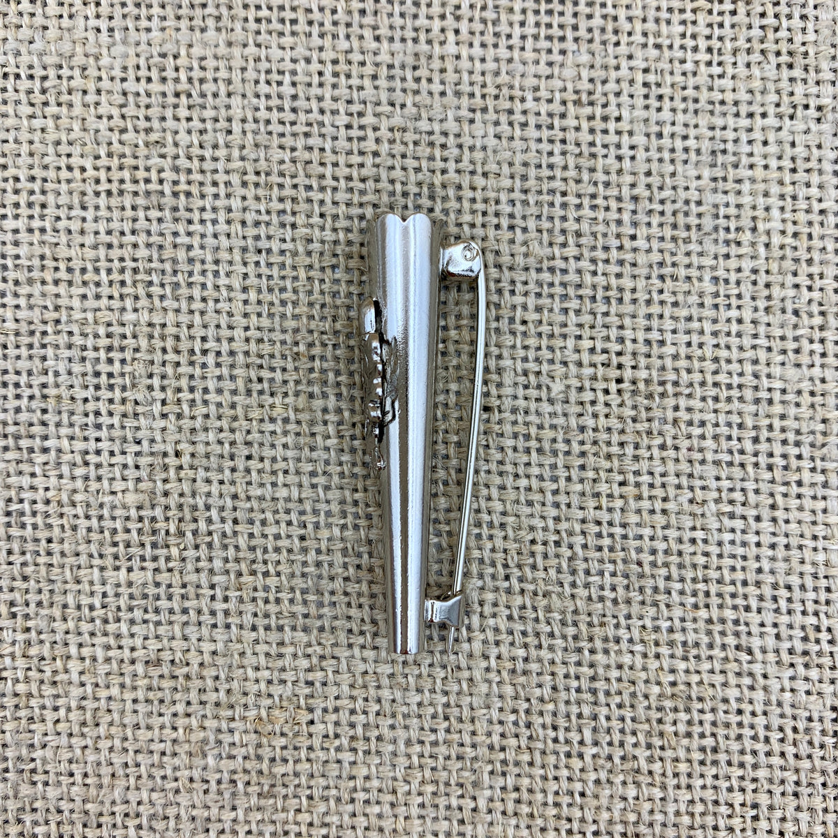 Flaumhalter mit Eichenblatt und Eichel, Trophäenhülse für den Hut