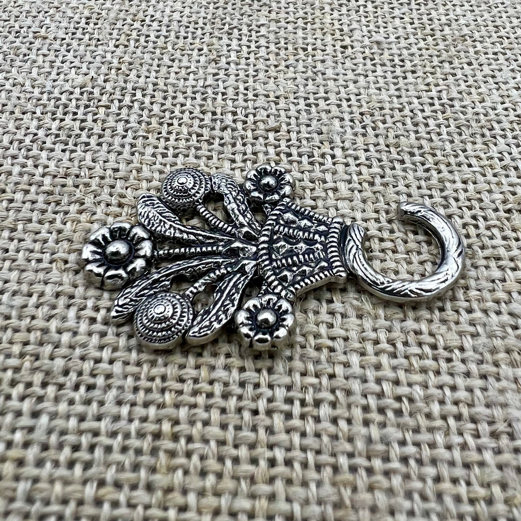 Miederhaken 3 in Altsilber mit großem Blumenkorb als Motiv