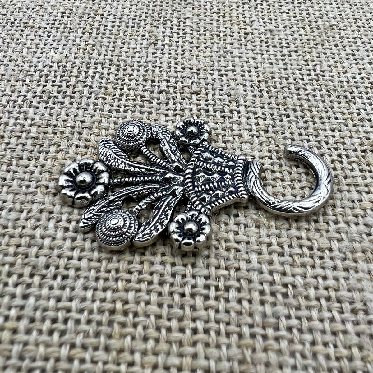 Miederhaken 3 in Altsilber mit großem Blumenkorb als Motiv