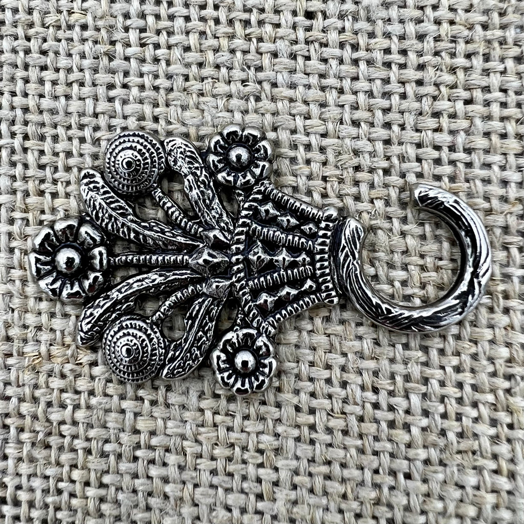 Miederhaken 3 in Altsilber mit großem Blumenkorb als Motiv
