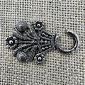 Miederhaken 3 in Altsilber mit großem Blumenkorb als Motiv