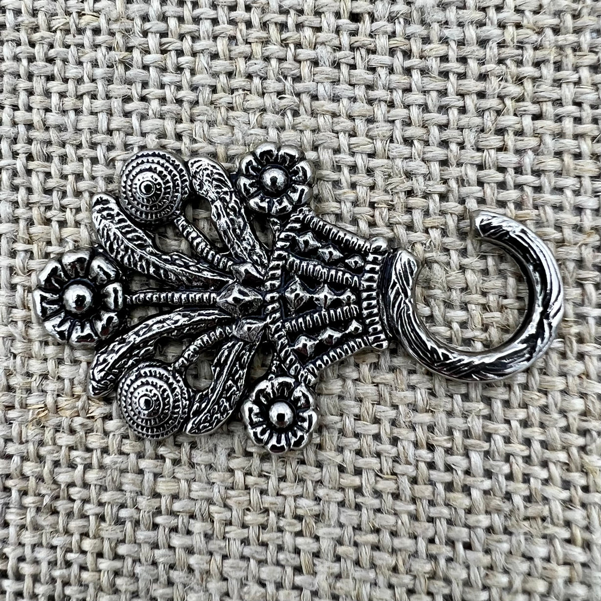 Miederhaken 3 in Altsilber mit großem Blumenkorb als Motiv