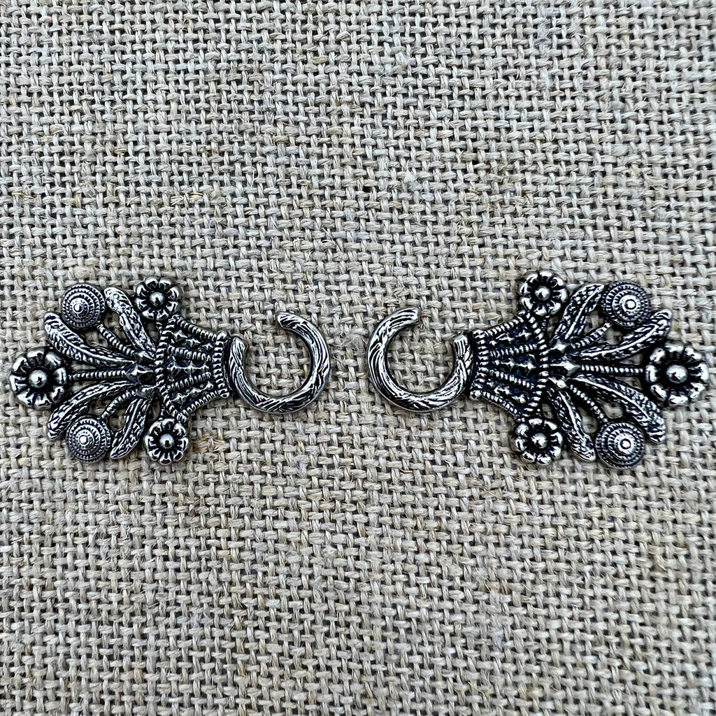 Miederhaken 3 in Altsilber mit großem Blumenkorb als Motiv