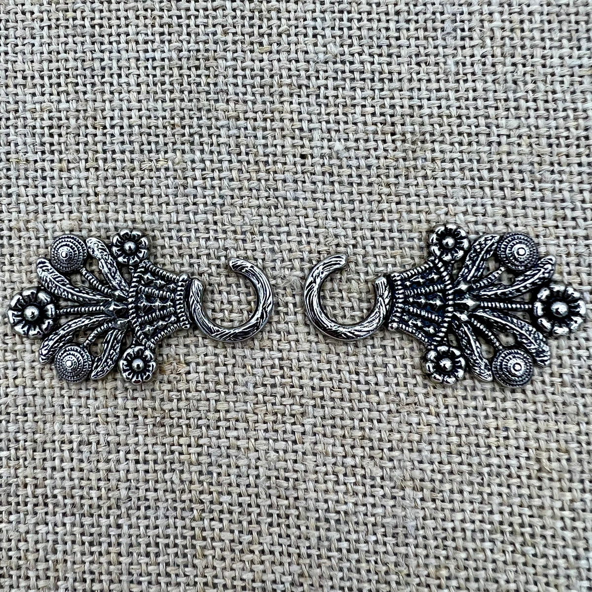 Miederhaken 3 in Altsilber mit großem Blumenkorb als Motiv