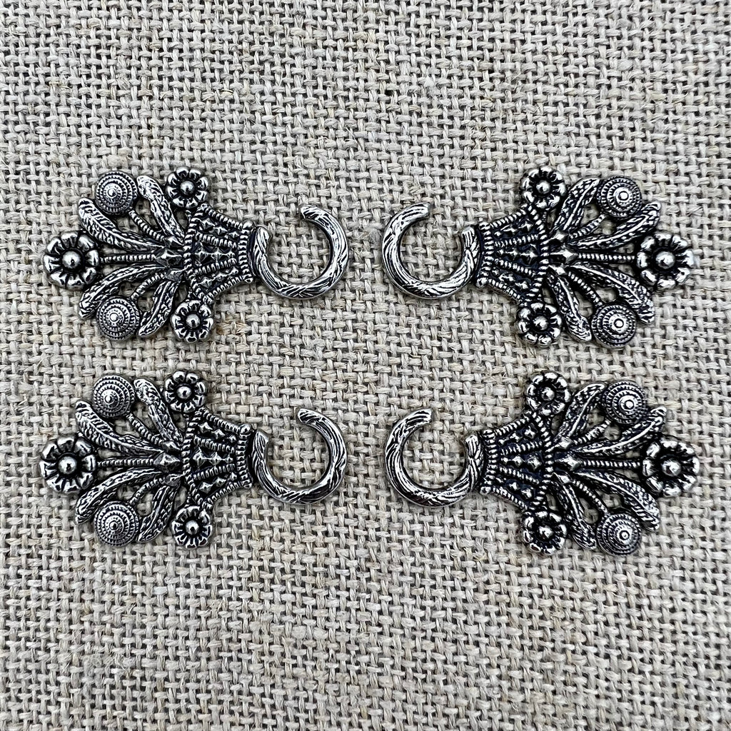 Miederhaken 3 in Altsilber mit großem Blumenkorb als Motiv