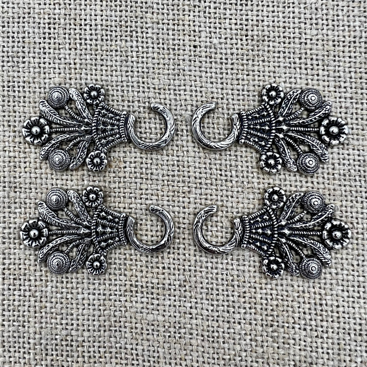 Miederhaken 3 in Altsilber mit großem Blumenkorb als Motiv