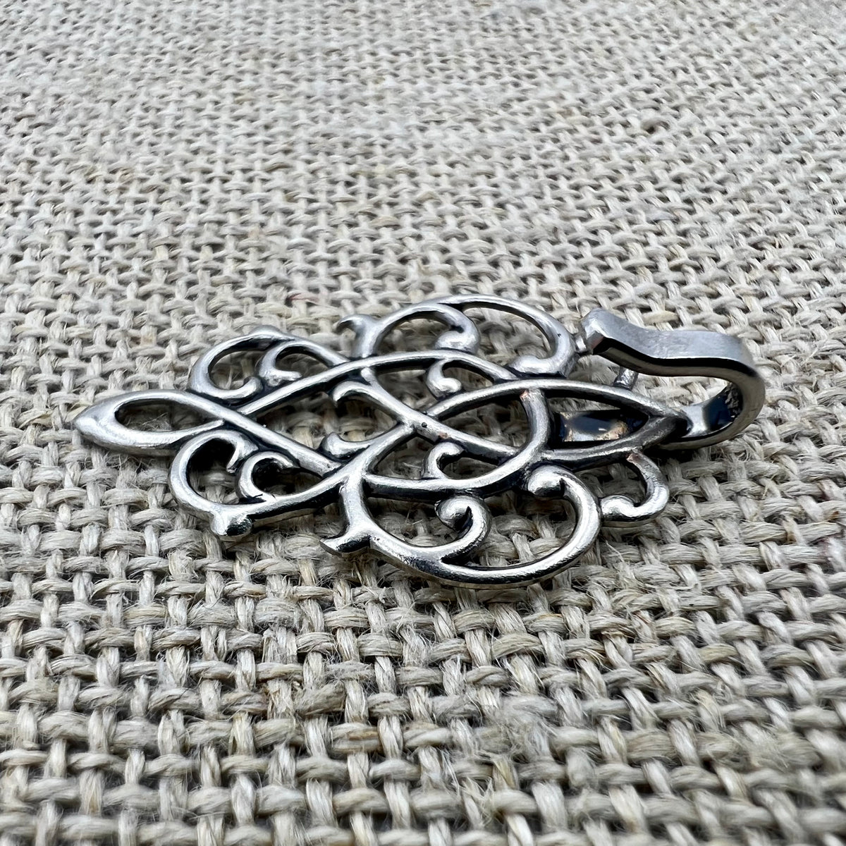 Miederhaken 5 in Altsilber mit filigranem Grundteil