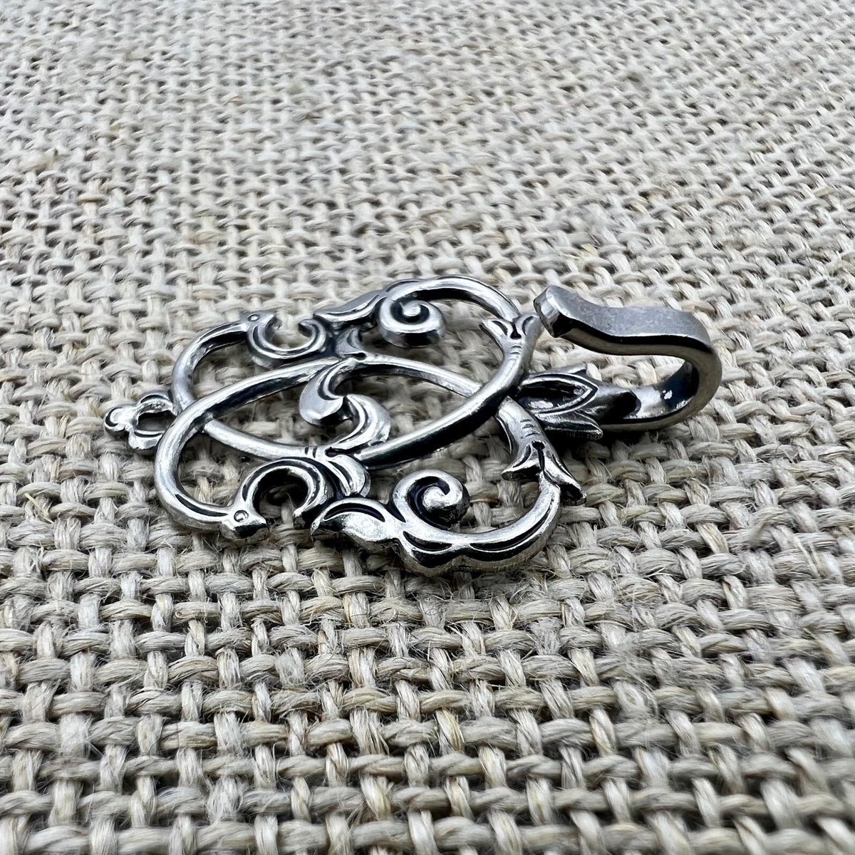 Miederhaken 6 in Altsilber mit floraler Linienführung