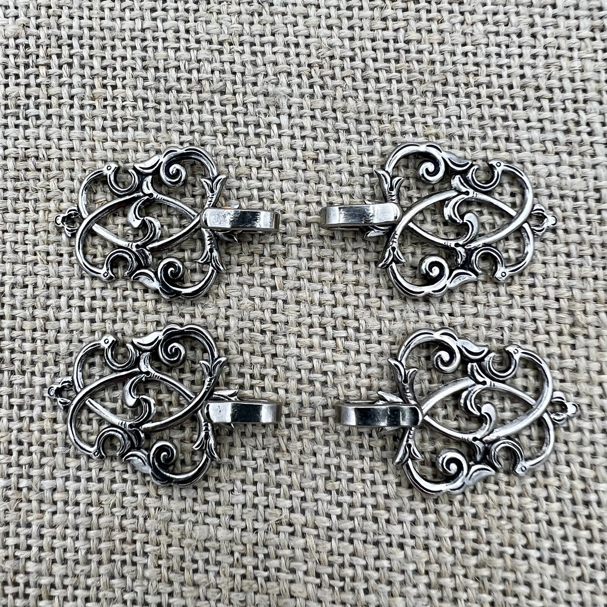 Miederhaken 6 in Altsilber mit floraler Linienführung