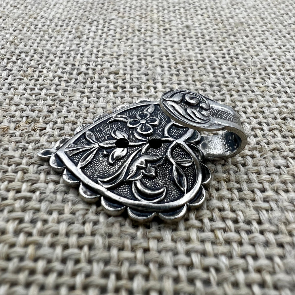 Floraler Miederhaken 7 in Altsilber mit kleinen Blumen auf der Grundplatte
