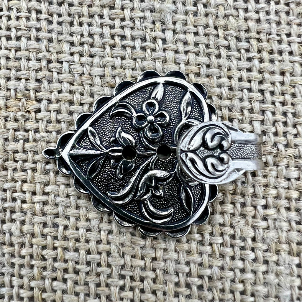 Floraler Miederhaken 7 in Altsilber mit kleinen Blumen auf der Grundplatte