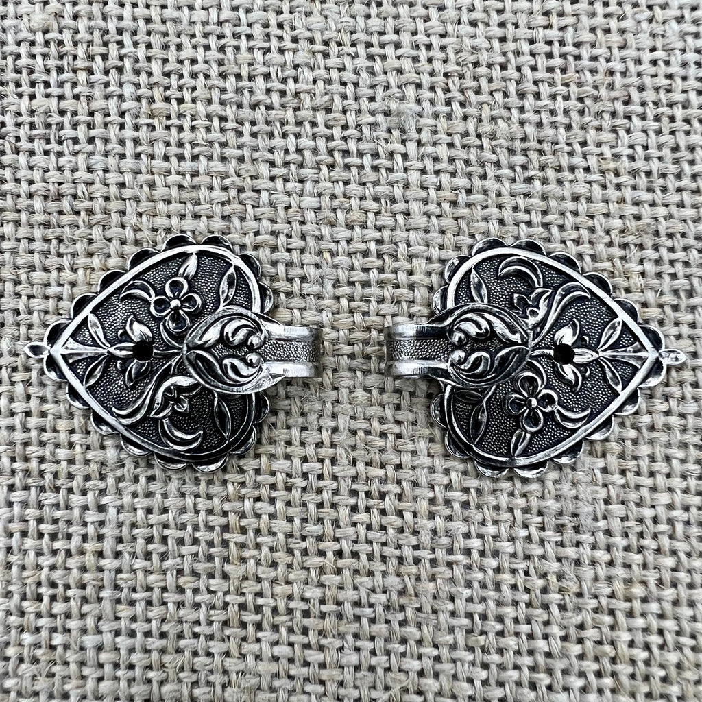 Floraler Miederhaken 7 in Altsilber mit kleinen Blumen auf der Grundplatte