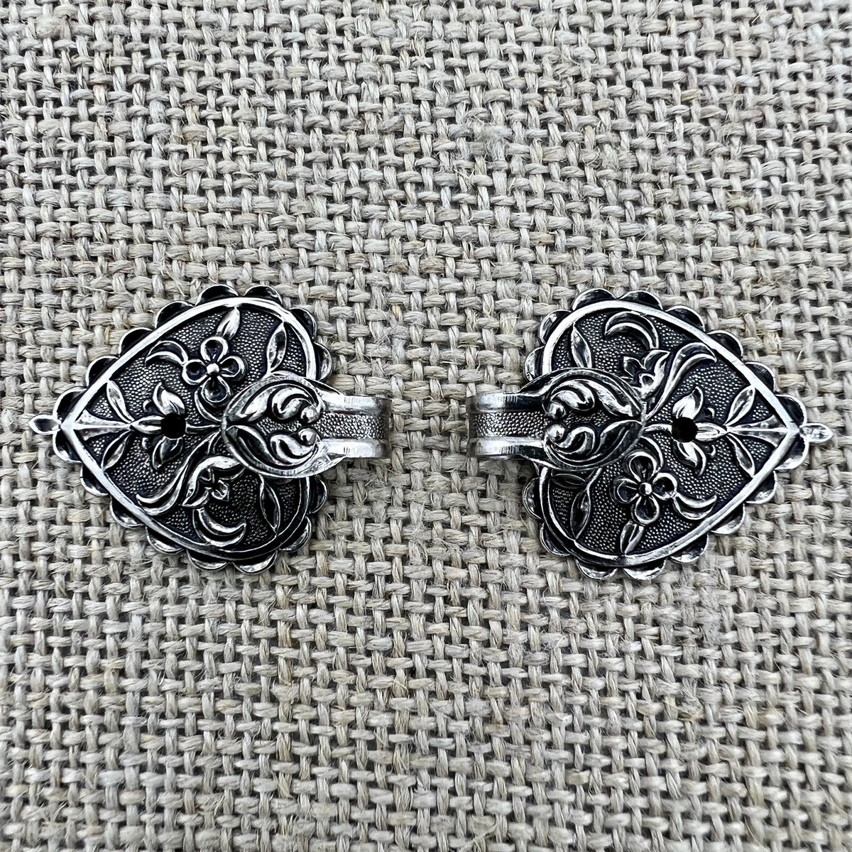 Floraler Miederhaken 7 in Altsilber mit kleinen Blumen auf der Grundplatte